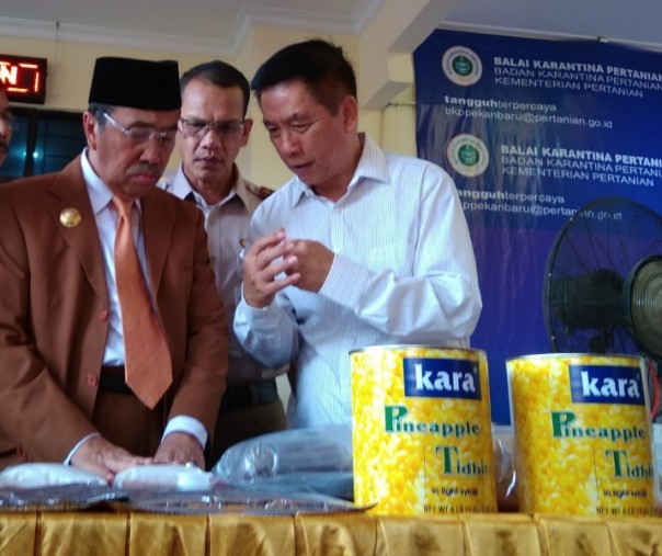 Gubernur Riau Syamsuar (kiri) didampingi Kepala Barantan Ali Jamil (tengah) mendengarkan penjelasan dari eksportir nanas sirup. Foto: Surya/Riau1.