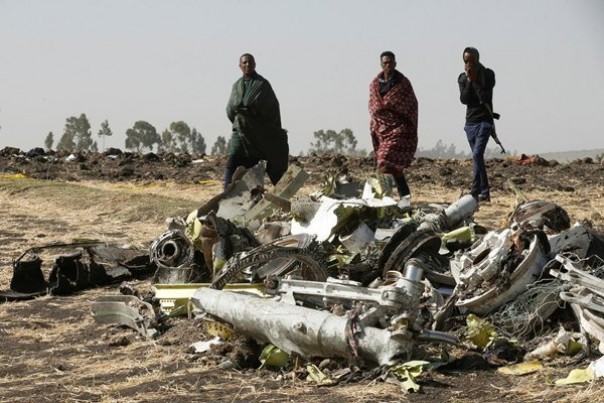 Ini puing puing pesawat Ethiopian Airlines yang jatuh dekat Kota Addis Ababa. 