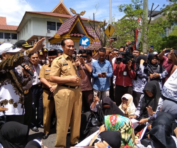 Sekretaris Daerah Kota Pekanbaru M Noer saat menemui guru sertifikasi yang berunjuk rasa, Senin (11/3/2019). Foto: Surya/Riau1.