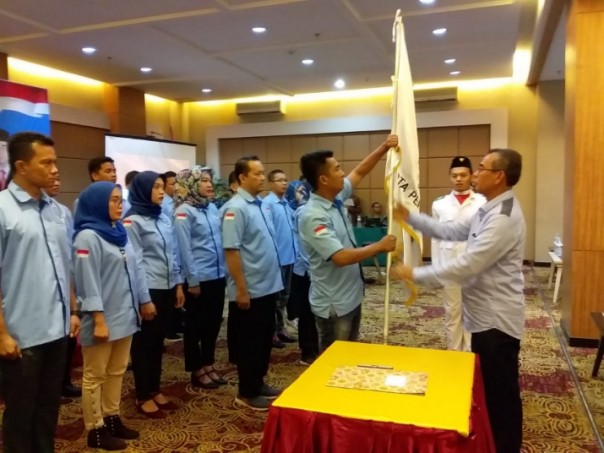 Ketua Pengcab PODSI Kota Pekanbaru, Agus Triono menerima bendera pataka dari Ketua Pengprov PODSI Riau, Mursini saat dilantik di Angkasa Garden Hotel Pekanbaru (foto: barkah/riau1.com)