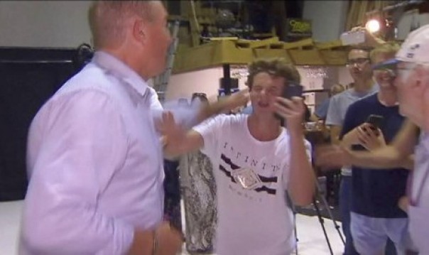 Senator Queensland Fraser Anning meninju muka Will Connoly usai kepalanya dilempari telur. 