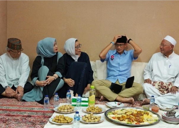 Cawapres nomor urut 02, Sandiaga Salahuddin Uno saat menggelar doa serta makan bersama jelang debat Pilpres 2019 putaran ketiga