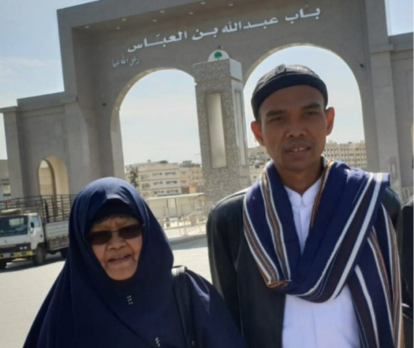 UAS bersama ibundanya, Rohana. Foto ini diunggah Abdul Somad di akun Instagramnya, Senin siang