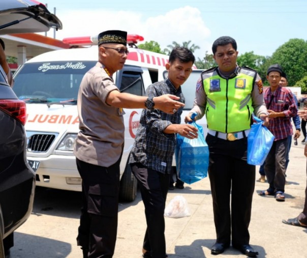 Kapolresta Pekanbaru Kombes Susanto tampak ikut dalam pengawalan ambulance ibunda Ustaz Abdul Somad saat diberangkatkan ke Sumut, Senin siang. (ist)