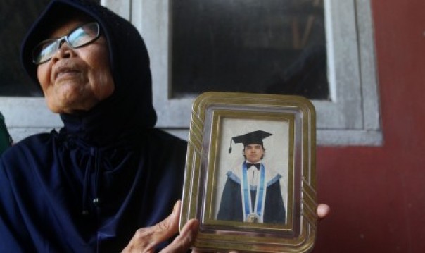 Ibu Yusni (71) di rumahnya di Padang, Sumatera Barat, memperlihatkan foto anaknya Zulfirmansyah. 