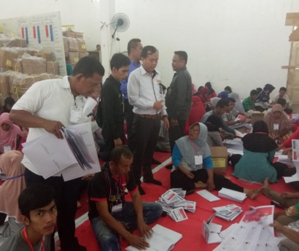 Petugas dari Bawaslu Inhu saat menemukan surat suara yang memiliki nama caleg ganda, Senin (18/3/2019). Foto: Bawaslu Riau.