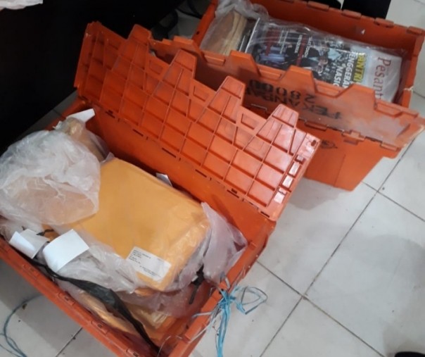 Tabloid Indonesia Barokah sebanyak 153 amplop masih ditahan pihak Kantor Pos Indonesia sampai saat ini, Rabu (20/2/2019). Foto: Bawaslu Pekanbaru.