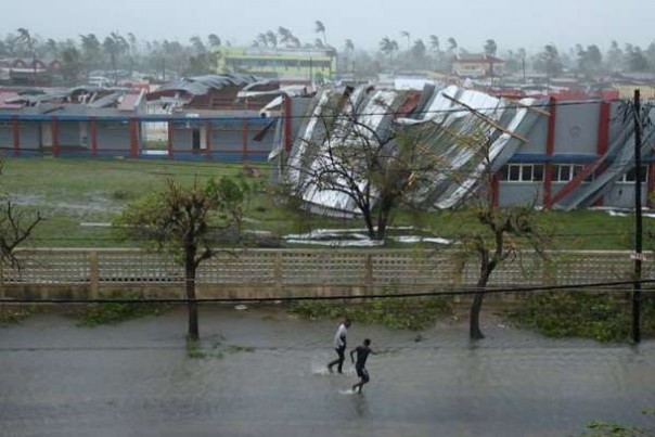 Angin topan mematikan merusak bangunan di Mozambik, Senin. 