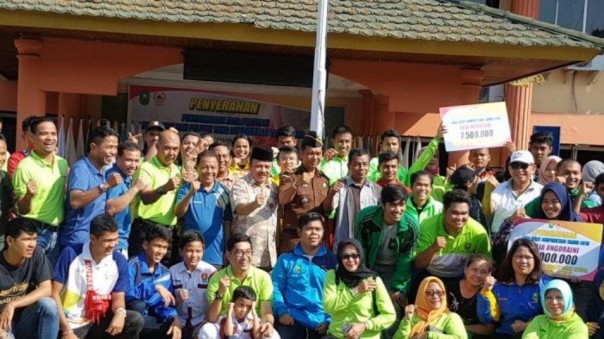 Ketua KONI Riau, Emrizal Pakis bersama para atlet Riau