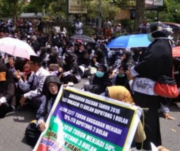 Aksi unjuk rasa ratusan guru sertifikasi di depan kantor wali kota Pekanbaru pada 11 Maret 2019 lalu. Foto: Surya/Riau1.