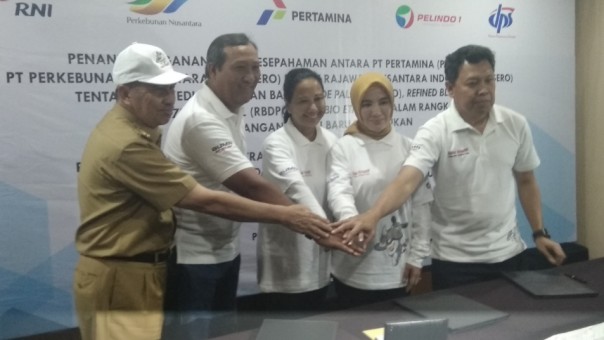 Menteri BUMN RI, Rini Soemarno (tengah) bersama para pimpinan perusahaan dan juga Gubernur Riau, Syamsuar (foto: barkah/riau1.com)