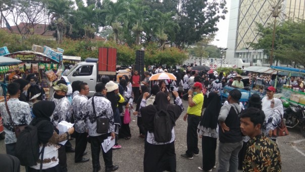 Ribuan guru menggelar aksi di gerbang samping Kantor Gubernur Riau (foto: barkah/riau1.com)