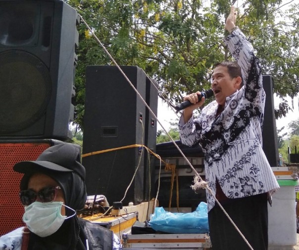 Ketua PGRI Provinsi Riau Syahril saat aksi unjuk rasa di depan kantor wali kota, Rabu (20/3/2019). Foto: Surya/Riau1.