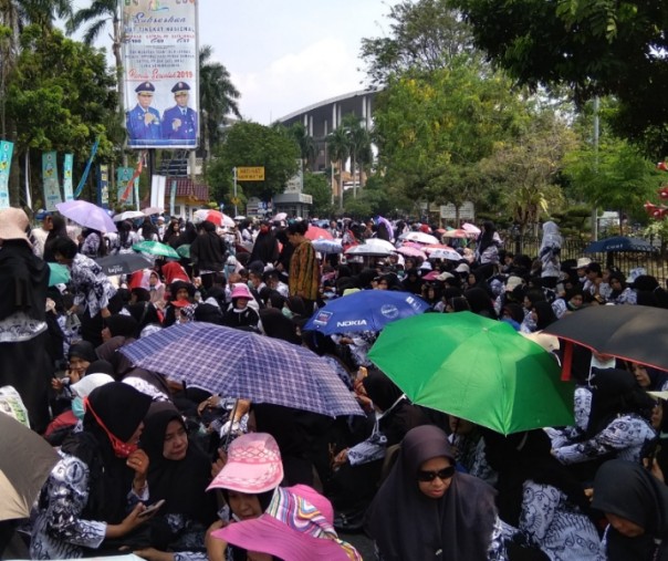 Ratusan guru sertifikasi saat berunjuk rasa di depan kantor wali kota Pekanbaru, Rabu (20/3/2019). Foto: Surya/Riau1.