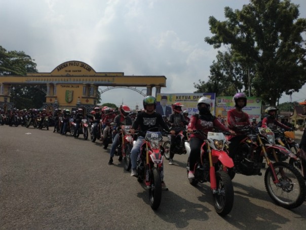 Puluhan bikers Honda CRF150L Riau saat touring perdana ke Kabupaten Kuansing