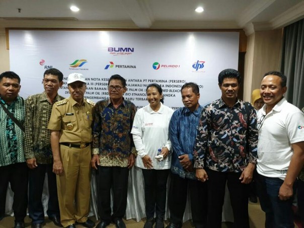 Petani plasma, Gubernur Riau Syamsuar, Menteri BUMN Rini Soemarno, Dirut PTPN V Jatmiko Krisna Santosa dan jajaran foto bersama di Pekanbaru beberapa hari lalu. 