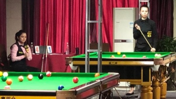 Atlet biliar putri Riau, Rina Muchtar (duduk) saat mengikuti kejuaraan biliar 8 ball di Cina