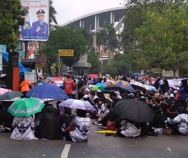 Ratusan guru sertifikasi kembali menggelar aksi unjuk rasa dan yasinan di depan Kantor Wali Kota Pekanbaru, Kamis (21/3/2019). Foto: Surya/Riau1.