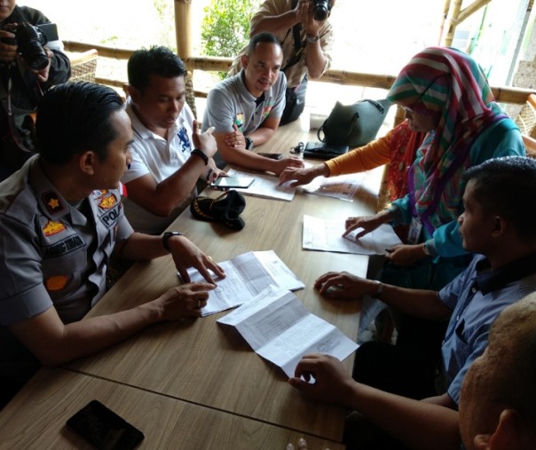 Tim saat mengecek dokumen RM Saoenk Kito (Foto: Riau1)