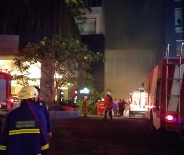 Suasana saat kebakaran terjadi di basement Hotel Premiere Pekanbaru subuh tadi.