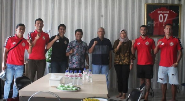 Jajaran manajemen PT Kunango Jantan, manajemen KSSP dan sejumlah pemain Semen Padang FC (foto: @semenpadangfcid)