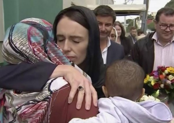 PM Selandia Baru, Jacinda Ardern memeluk keluarga korban penembakan dua masjid di Selandia Baru