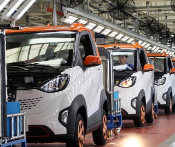 Pekerja sedang menginspeksi mobil listrik E100 di pabrik perakitan General Motors Co di Liuzhou, Guangxi Zhuang Autonomous Region, China. Foto: Reuters.