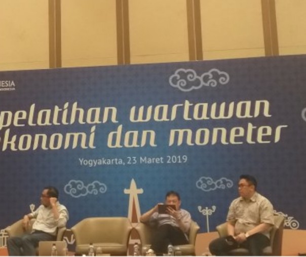 Deputi Direktur Departemen Kebijakan Makroprudensial BI Ita Rulina (kiri, di podium) dalam pelatihan wartawan di Yogyakarta, Sabtu (23/3/2019). Foto: Antara.