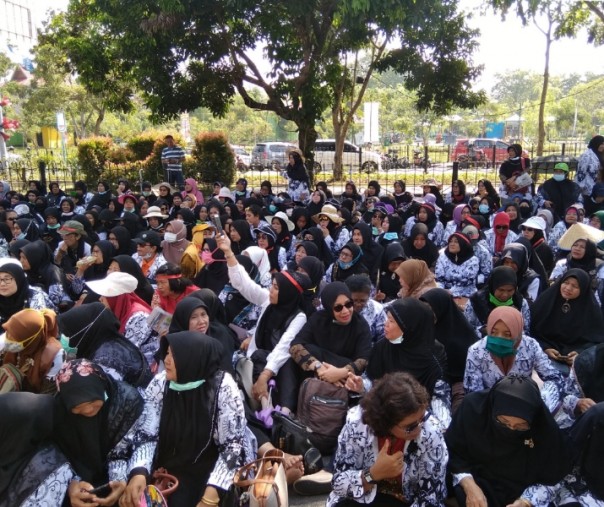 Aksi demo guru sertifikasi dalam sepekan ini di depan kantor wali kota Pekanbaru. Foto: Surya/Riau1.