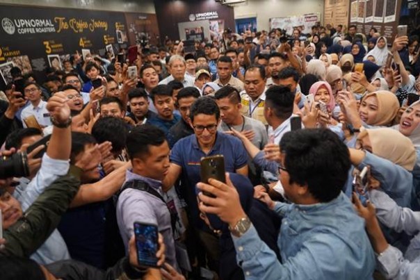 Antusias masyarakat menyambut Sandiaga Uno dalam sebuah acara. 