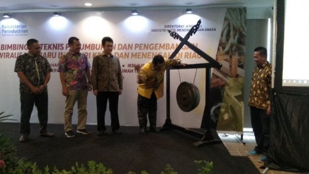 Anggota Komisi VI DPR RI, Idris Laena pukul gong saat membuka pelatihan IKM yang ditaja Kemenperin RI di Hotel Pangeran Pekanbaru (foto: barkah/riau1.com)