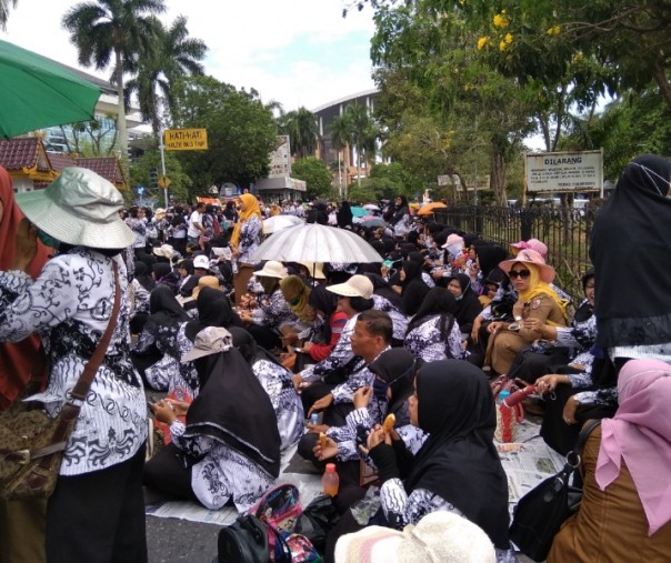 Ratusan guru berunjuk rasa lagi di depan kantor wali kota Pekanbaru, Senin (25/3/2019). Ini merupakan aksi yang keenam kalinya digelar. Foto: Surya/Riau1.