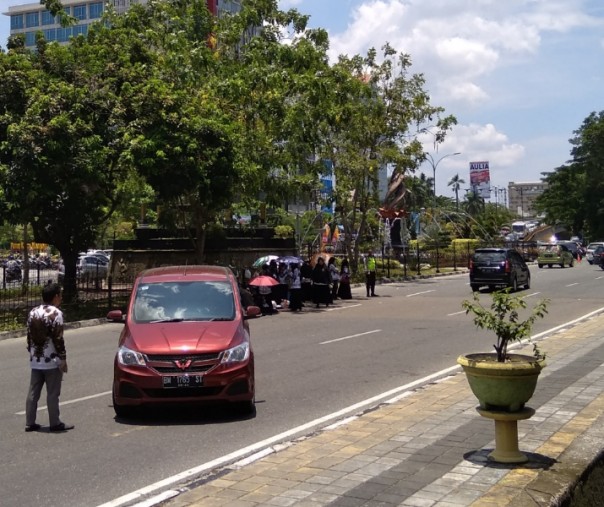 Tiga mobil yang menerobos masuk ke kawasan unjuk rasa di depan kantor wali kota Pekambaru diminta berbalik arah oleh para guru, Senin (25/3/2019). Foto: Surya/Riau1.