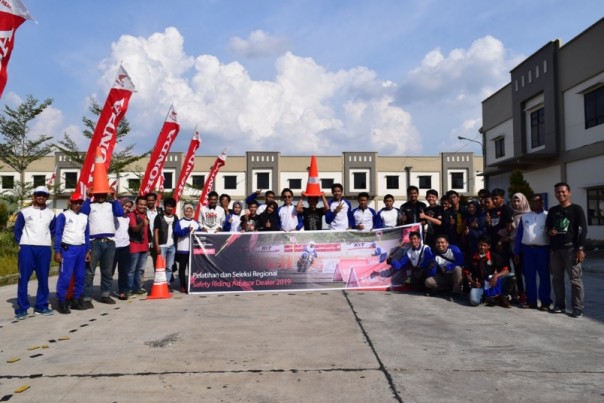 Tim Instruktur Safety Riding Capella Honda Riau bersama puluhan bikers peserta kompetisi Safety Riding for Advisor Community 2019