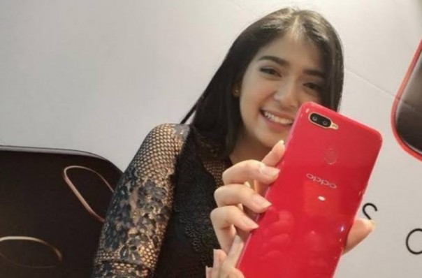 Seorang model memamerkan Oppo A5s