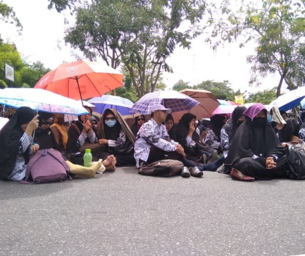 Aksi unjuk rasa guru sertifikasi di depan kantor wali kota Pekanbaru, Senin (25/3/2019). Foto: Surya/Riau1.