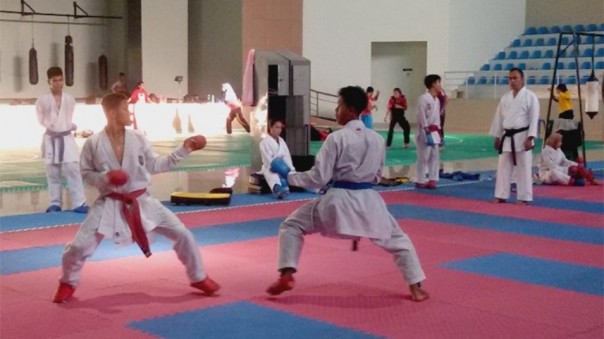 Para atlet karate Riau saat berlatih