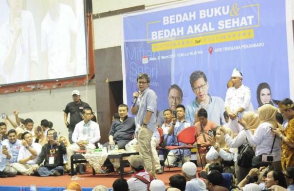 Presiden Akal Sehat, Rocky Gerung saat jadi pembicara dihadapan ribuan kaum milenial di GOR Tribuana Pekanbaru (foto: dok/riau24group)