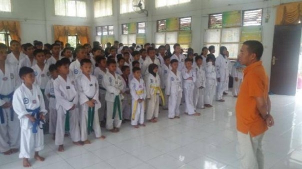 Ketua Pengprov TI Riau, Amran Tambi bersama sejumlah atlet taekwondo Riau