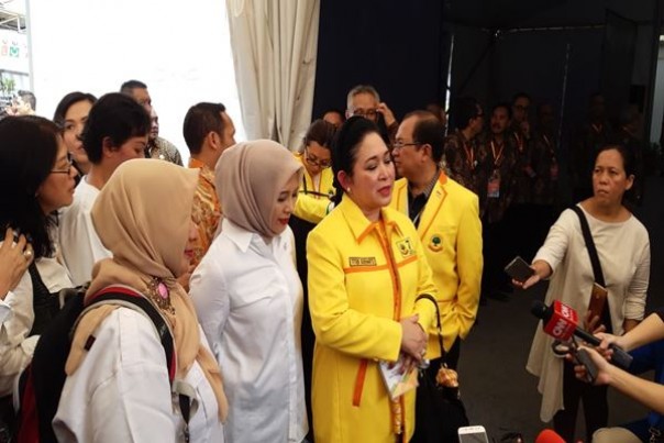 Titiek Soeharto berjaket kuning Partai Berkarya dalam sebuah acara. 