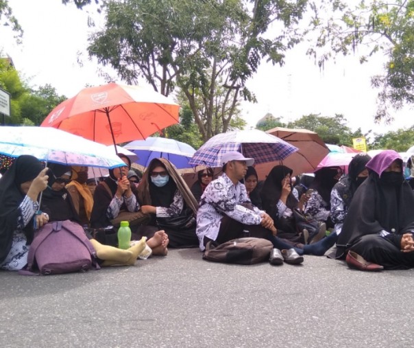 Aksi unjuk rasa ratusan guru sertifikasi di depan kantor wali kota Pekanbaru pada 25 Maret 2019 lalu. Foto: Surya/Riau1.