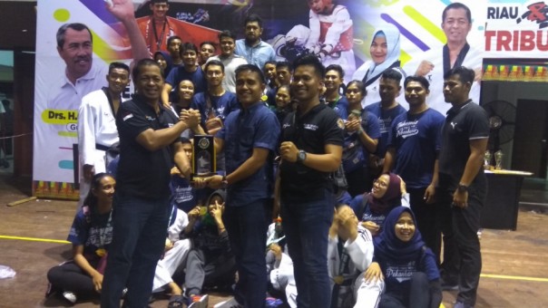 Ketua Pengprov TI Riau, Amran Tambi menyerahkan tidak juara umum Kejurda TI Riau kepada Pengcab TI Kota Pekanbaru (foto: barkah/riau1.com)