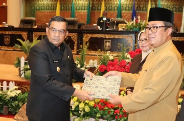 Wakil Ketua DPRD Riau, Sunaryo menyerahkan rekomendasi Pansus DPRD Riau kepada Wakil Gubernur Riau, Edy Natar Nasution