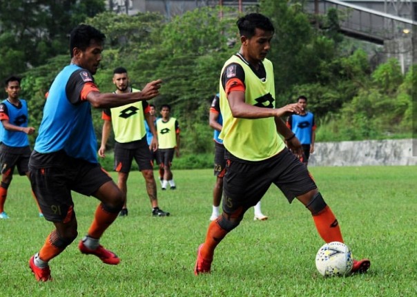 Skuad Semen Padang FC saat menjalani latihan rutin