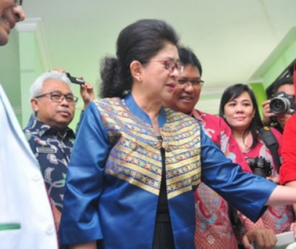 Menteri Kesehatan RI dr Nila F Moeloek (tengah) berbincang dengan pasien obesitas. Foto: Antara.