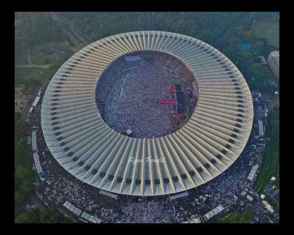 Foto penampakan dari atas, Massa pendukung Prabowo-Sandi yang membludak di dalam dan di luar Stadion GBK Jakarta, Minggu.