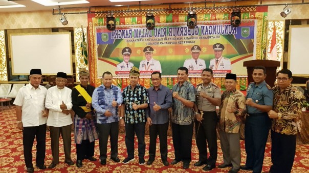 Gubernur Riau Syamsuar, Bersama Bupati Meranti, Irwan Nasir dan Sejumlah Pejabat Lainnya 