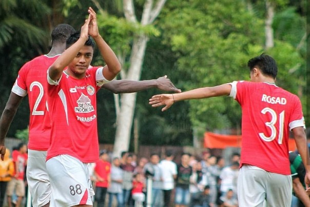 Irsyad Maulana bersama skuad Kabau Sirah saat uji coba dengan Persitas FC