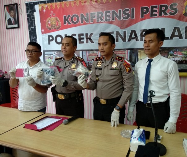 AKBP Ary Wibowo didampingi Kapolsek Senapelan Kompol Agung serta Kanit Reskrimnya Ipda Budi Winarko saat jumpa pers ditangkapnya Dwi. (Foto: Riau1.com)