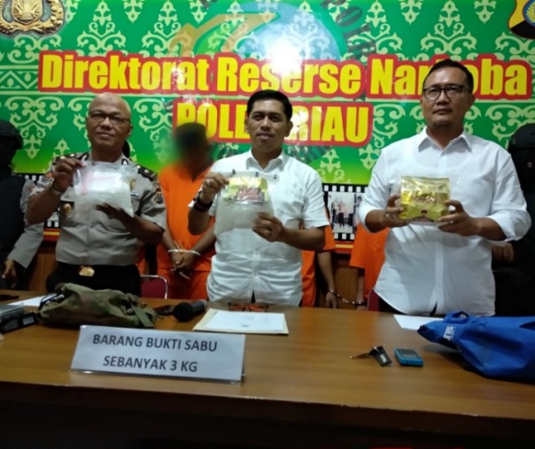 AKBP Andri saat menunjukkan barang bukti Narkoba jenis Sabu seberat 3 Kilogram (Foto: Riau1)